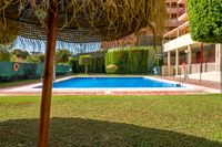 Piscina con jard&iacute;n